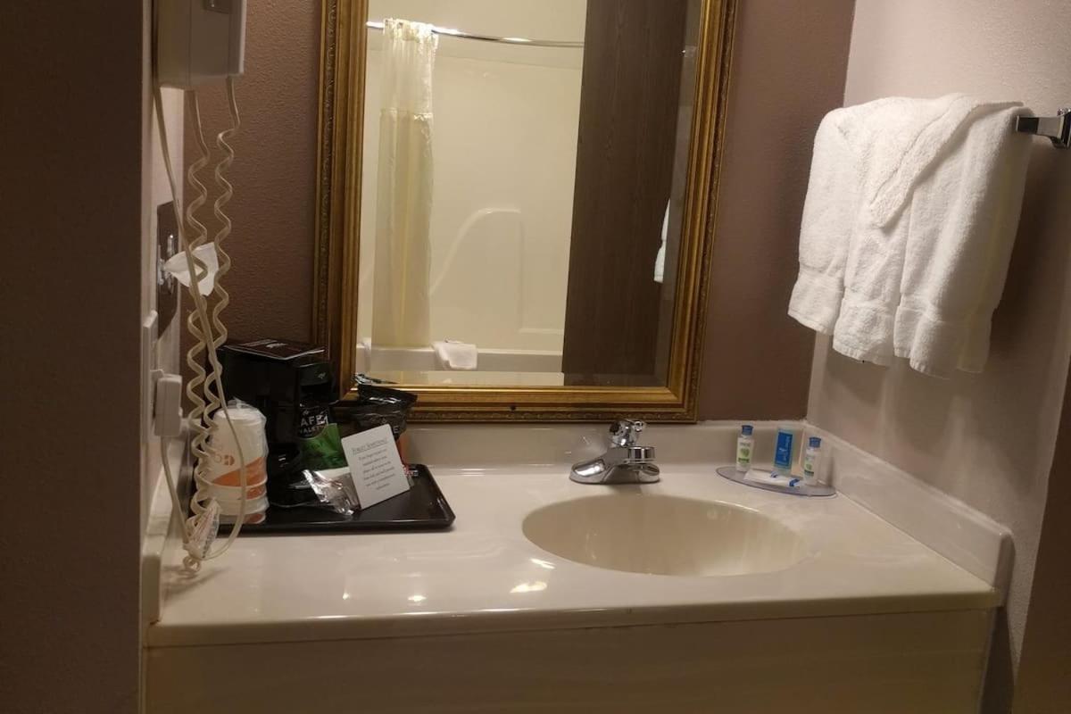 Royal Inn Suites Huntington Buitenkant foto