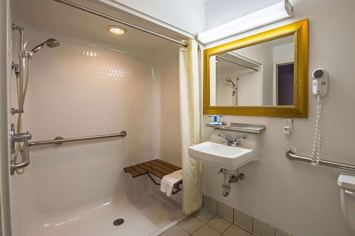 Royal Inn Suites Huntington Buitenkant foto
