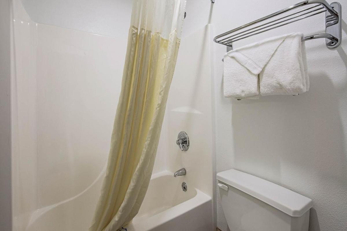 Royal Inn Suites Huntington Buitenkant foto