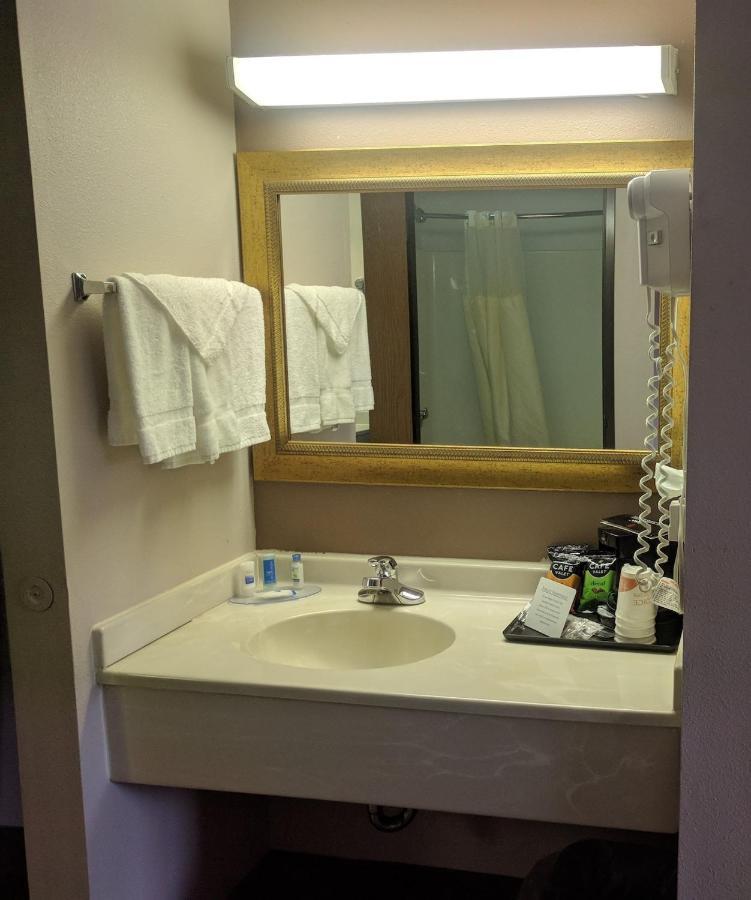 Royal Inn Suites Huntington Buitenkant foto